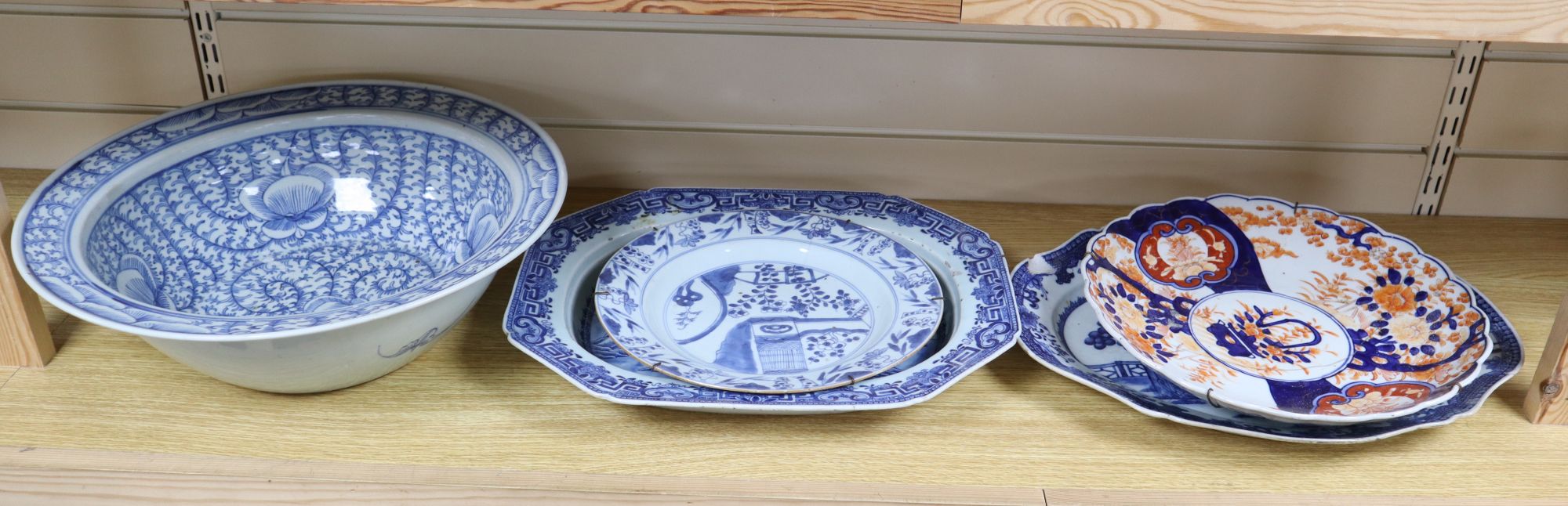 A Chinese blue and white bowl, three Chinese blue and white plates and an Imari plate, largest diameter 41.5cm
